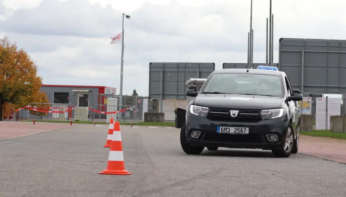 Výcvik na cvičné ploše – vůz autoškoly mezi kužely