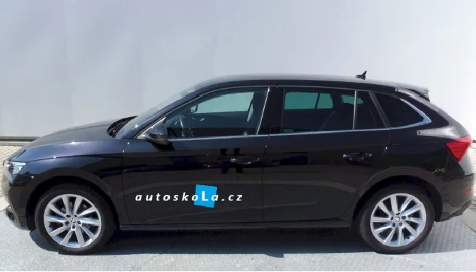 Vůz autoškoly s polepem autoškola.cz