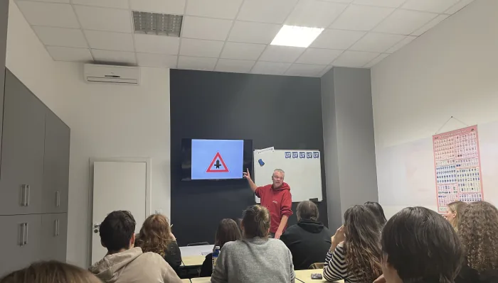 Teoretická výuka v učebně autoškoly